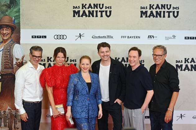 CAST ,v.li: Rick KAVANIAN,Jessica SCHWARZ,Jasmin SCHWIERS,Friedrich MUECKE (Schauspieler),Michael Bully HERBIG (Regisseur,Produzent,Autor),Christian TRAMITZ (Schauspieler), Filmpremiere DAS KANU DES MANITU am 12.08.2025 im Mathaeser Kino in Muenchen.