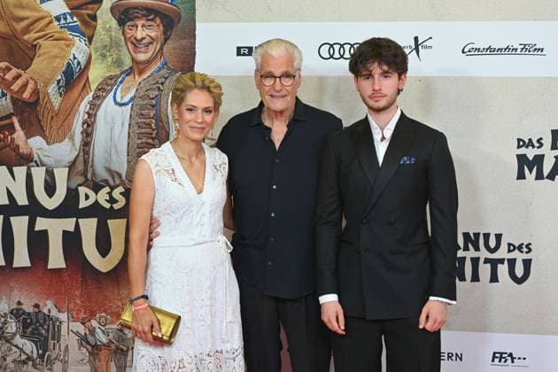 Sky DU MONT (Schauspieler) mit Lebensgefaehrtin Julia SCHUETZE und Sohn Fayn. Filmpremiere DAS KANU DES MANITU am 12.08.2025 im Mathaeser Kino in Muenchen.