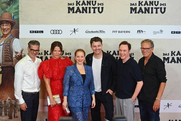 CAST ,v.li: Rick KAVANIAN,Jessica SCHWARZ,Jasmin SCHWIERS,Friedrich MUECKE (Schauspieler),Michael Bully HERBIG (Regisseur,Produzent,Autor),Christian TRAMITZ (Schauspieler), Filmpremiere DAS KANU DES MANITU am 12.08.2025 im Mathaeser Kino in Muenchen.