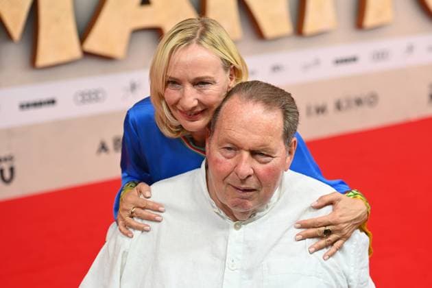 Ottfried FISCHER (Kabarettist,Schauspieler) im Rollstuhl, mit Ehefrau Simone Brandlmeier, Filmpremiere DAS KANU DES MANITU am 12.08.2025 im Mathaeser Kino in Muenchen.