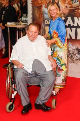 Weltpremiere Das Kanu des Manitu in München München, 12.8.2025 Ottfried Fischer und Ehefrau Simone Brandlmeier bei der Weltpremiere von Das Kanu des Manitu im im Mathäser Filmpalast in München Bayern Copyright: xMatthiasxGränzdörferx
