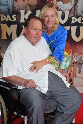 Ottfried Fischer mit Ehefrau Simone Fischer bei der Weltpremiere des Kinofilms DAS KANU DES MANITU im Mathäser Filmpalast in München am 12.08.2025