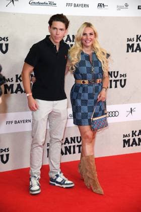 Alessandra Geissel mit Sohn Maximilain Geissel bei der Weltpremiere des Kinofilms DAS KANU DES MANITU im Mathäser Filmpalast in München am 12.08.2025