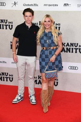 Alessandra Geissel mit Sohn Maximilain Geissel bei der Weltpremiere des Kinofilms DAS KANU DES MANITU im Mathäser Filmpalast in München am 12.08.2025