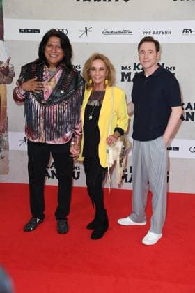 Alan Tafoya, Hella Brice, Michael Bully Herbig bei der Weltpremiere des Kinofilms DAS KANU DES MANITU im Mathäser Filmpalast in München am 12.08.2025