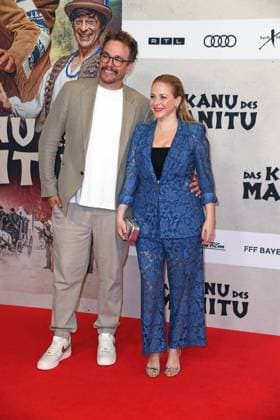Jan van Weyde mit Ehefrau Jasmin Schwiers bei der Weltpremiere des Kinofilms DAS KANU DES MANITU im Mathäser Filmpalast in München am 12.08.2025