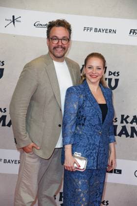 Jan van Weyde mit Ehefrau Jasmin Schwiers bei der Weltpremiere des Kinofilms DAS KANU DES MANITU im Mathäser Filmpalast in München am 12.08.2025
