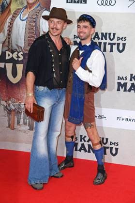 Christoph Jonas mit Freund Leo Garbo bei der Weltpremiere des Kinofilms DAS KANU DES MANITU im Mathäser Filmpalast in München am 12.08.2025