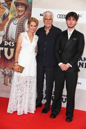 Sky du Mont mit Freundin Julia Schütze und seinem Sohn Fayn Neven du Mont bei der Weltpremiere des Kinofilms DAS KANU DES MANITU im Mathäser Filmpalast in München am 12.08.2025