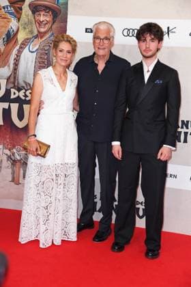 Sky du Mont mit Freundin Julia Schütze und seinem Sohn Fayn Neven du Mont bei der Weltpremiere des Kinofilms DAS KANU DES MANITU im Mathäser Filmpalast in München am 12.08.2025