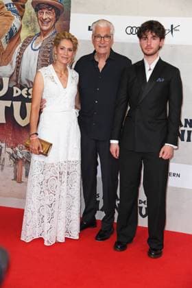Sky du Mont mit Freundin Julia Schütze und seinem Sohn Fayn Neven du Mont bei der Weltpremiere des Kinofilms DAS KANU DES MANITU im Mathäser Filmpalast in München am 12.08.2025