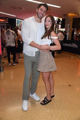 Dennis Gries mit Freundin Katharina Katja Geretschuchin bei der Weltpremiere des Kinofilms DAS KANU DES MANITU im Mathäser Filmpalast in München am 12.08.2025