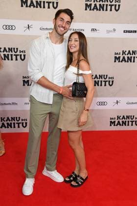 Dennis Gries mit Freundin Katharina Katja Geretschuchin bei der Weltpremiere des Kinofilms DAS KANU DES MANITU im Mathäser Filmpalast in München am 12.08.2025