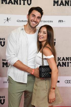 Dennis Gries mit Freundin Katharina Katja Geretschuchin bei der Weltpremiere des Kinofilms DAS KANU DES MANITU im Mathäser Filmpalast in München am 12.08.2025