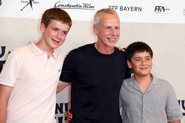 Fred Kogel (CEO Leonine) mit den Söhnen Leo Kogel und Ortiz Kogel bei der Weltpremiere des Kinofilms DAS KANU DES MANITU im Mathäser Filmpalast in München am 12.08.2025