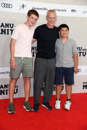 Fred Kogel (CEO Leonine) mit den Söhnen Leo Kogel und Ortiz Kogel bei der Weltpremiere des Kinofilms DAS KANU DES MANITU im Mathäser Filmpalast in München am 12.08.2025