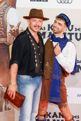 Weltpremiere Das Kanu des Manitu in München München, 12.8.2025 Christoph Jonas mit Freund Leo Garbo bei der Weltpremiere von Das Kanu des Manitu im im Mathäser Filmpalast in München Bayern Copyright: xMatthiasxGränzdörferx