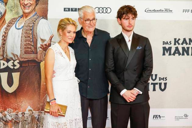 Weltpremiere Das Kanu des Manitu in München München, 12.8.2025 Sky du Mont mit Freundin Julia Schütze und seinem Sohn Fayn Neven du Mont bei der Weltpremiere von Das Kanu des Manitu im im Mathäser Filmpalast in München Bayern Copyright: xMatthiasxGränzdörferx