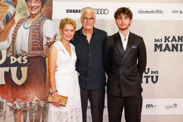 Weltpremiere Das Kanu des Manitu in München München, 12.8.2025 Sky du Mont mit Freundin Julia Schütze und seinem Sohn Fayn Neven du Mont bei der Weltpremiere von Das Kanu des Manitu im im Mathäser Filmpalast in München Bayern Copyright: xMatthiasxGränzdörferx