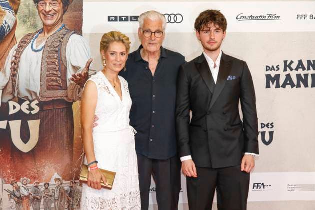 Weltpremiere Das Kanu des Manitu in München München, 12.8.2025 Sky du Mont mit Freundin Julia Schütze und seinem Sohn Fayn Neven du Mont bei der Weltpremiere von Das Kanu des Manitu im im Mathäser Filmpalast in München Bayern Copyright: xMatthiasxGränzdörferx