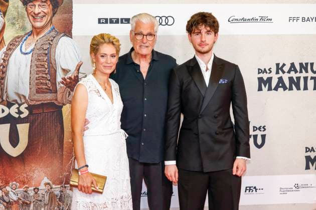 Weltpremiere Das Kanu des Manitu in München München, 12.8.2025 Sky du Mont mit Freundin Julia Schütze und seinem Sohn Fayn Neven du Mont bei der Weltpremiere von Das Kanu des Manitu im im Mathäser Filmpalast in München Bayern Copyright: xMatthiasxGränzdörferx