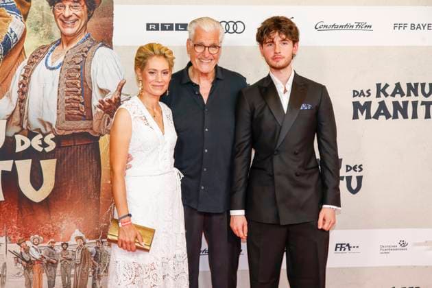 Weltpremiere Das Kanu des Manitu in München München, 12.8.2025 Sky du Mont mit Freundin Julia Schütze und seinem Sohn Fayn Neven du Mont bei der Weltpremiere von Das Kanu des Manitu im im Mathäser Filmpalast in München Bayern Copyright: xMatthiasxGränzdörferx