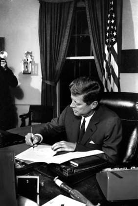 June 30, 2025, Washington, Dc, USA: U.S. President John F. Kennedy signing the Interdiction of the Delivery of Offensive Weapons to Cuba during Cuban Missile Crisis, Oval Office, White House, Washington, D.C., USA, Cecil W. Stoughton, White House Photographs, October 23, 1962 Washington USA - ZUMAg145 20250630_zap_g145_031 Copyright: xJTxVintagex