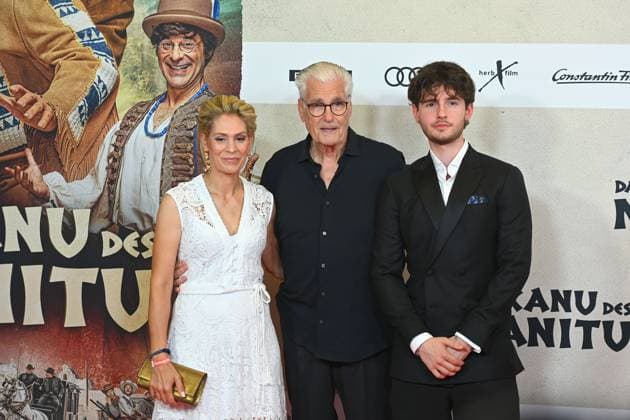 Sky DU MONT (Schauspieler) mit Lebensgefaehrtin Julia SCHUETZE und Sohn Fayn. Filmpremiere DAS KANU DES MANITU am 12.08.2025 im Mathaeser Kino in Muenchen.