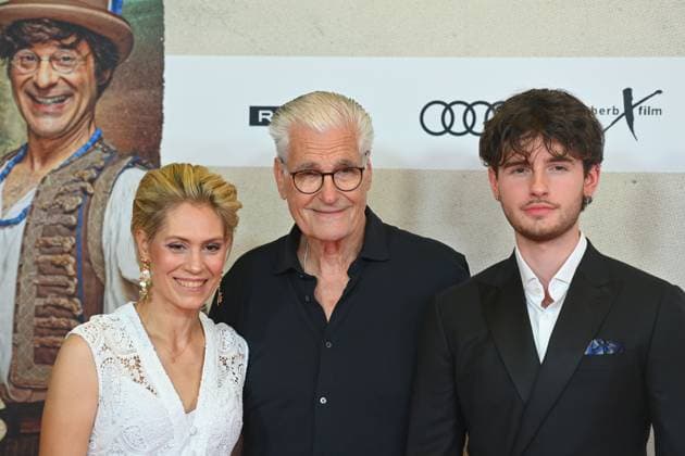 Sky DU MONT (Schauspieler) mit Lebensgefaehrtin Julia SCHUETZE und Sohn Fayn. Filmpremiere DAS KANU DES MANITU am 12.08.2025 im Mathaeser Kino in Muenchen.