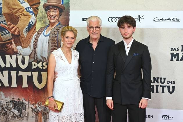 Sky DU MONT (Schauspieler) mit Lebensgefaehrtin Julia SCHUETZE und Sohn Fayn. Filmpremiere DAS KANU DES MANITU am 12.08.2025 im Mathaeser Kino in Muenchen.
