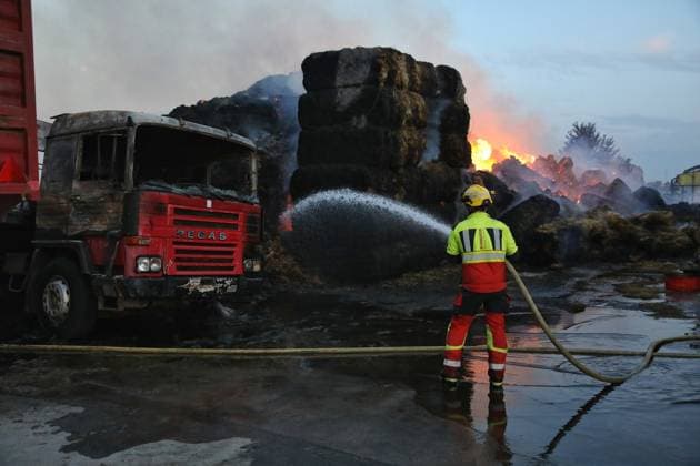 The fire of Calera y Chozas Toledo is complicated and goes to level 2, with fifteen means and 67 troops working Firefighters working to quell the fire in Calera y Chozas, August 13, 2025, in Calera y Chozas, Toledo, Castilla La Mancha Spain The fire originated on Tuesday afternoon in Alberche del Caudillo and has moved the focus due to wind to Calera y Chozas has been complicated, so Plan Infocam of the Government of Castilla La Mancha has raised its operational status to level 2, due to the affection to non-forest assets At present, fifteen terrestrial means are still working in the area, without aerial means and a total of 67 troops 13 AUGUST 2025 FIRE CALERA CHOZAQS LEVEL 2 TOLEDO Juanma Jimé Calera y Chozas, Toledo Castill Calera y Cho  Copyright: xJuanmaxJimÃ nezx 6899927