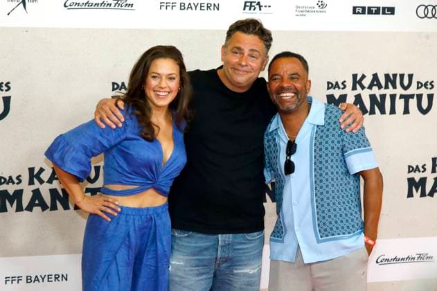 Katharina Scheuba, Paul Sedlmeir und Simon Pearce bei der Premiere des Kinofilms Das Kanu des Manitu im Mathäser Filmpalast. München, 12.08.2025