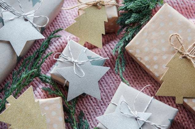 Christmas presents on pink knitted textile background. Kraft paper gift boxes, Christmas and Happy New Year composition. Flat lay style, top view Model Released OlenaRudo_ID31302_1063628_003 Copyright: xx