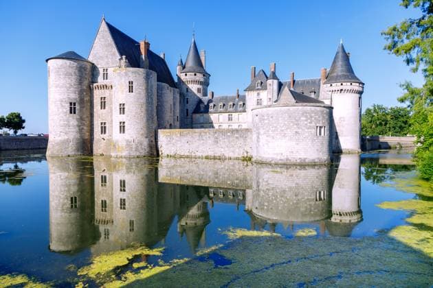 Wasserschloss Chateau de Sully-sur-Loire mit Wasserspiegelung in Sully-sur-Loire im Tal der Loire, Loiret, Frankreich *** Moated castle Chateau de Sully sur Loire with Wasserspiegelung in Sully sur Loire at Valley the Loire, Loiret, France