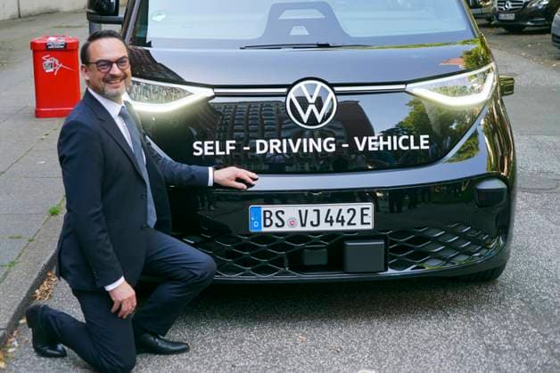 cntv Christian Senger, Vorstand der Volkswagen Autonomous Mobility vor einem autonom fahrenden ID. Buzz AD von Volkswagen 13.August 2025 in Hamburg Das Bundesministerium für Verkehr fördert das Hamburger Projekt ALIKE Autonomes Fahren im OEPNV Ziel des Projekts ist die Erprobung eines autonomen Ridepooling-Dienstes mit vollautomatisierten Shuttles als Ergaenzung zum öffentlichen Nahverkehr Hamburg Deutschland *** cntv Christian Senger, Board Member of Volkswagen Autonomous Mobility in front of an autonomously driving ID Buzz AD from Volkswagen 13 August 2025 in Hamburg The Federal Ministry of Transport is funding the Hamburg project ALIKE Autonomous Driving in Public Transport The aim of the project is to test an autonomous ridepooling s