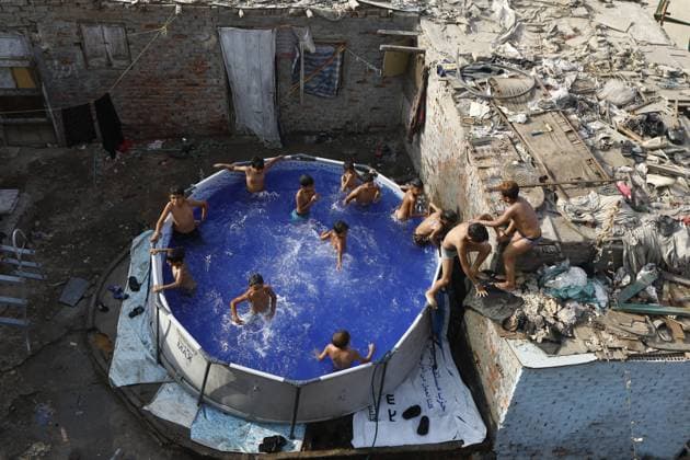 Children swim on rooftops to beat Cairo’s summer heat CAIRO, EGYPT – AUGUST 13: An aerial view of children swimming and playing in an above-ground pool set up on the rooftop of a building during summer in the Eldweka district of Cairo, Egypt on August 13, 2025. Fareed Kotb Anadolu Cairo Egypt. Editorial use only. Please get in touch for any other usage.  Copyright: x2025xAnadoluxFareedxKotbx