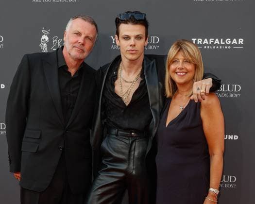 The Yungblud. Are You Ready, Boy? UK Premiere held at Vue Leicester Square in London - 12 Aug 2025 Justin Harrison, Dominic Harrison AKA Yungblud and Samantha Harrison attend the Yungblud. Are You Ready, Boy? UK Premiere held at the Vue Leicester Square, London. London United Kingdom Copyright: xMarioxMitsisx xSOPAxImagesx MarioMitsis_Yungblud_Justin Harrison, Samantha Harrison, Dominic Harrison AKA Yungblud-371958