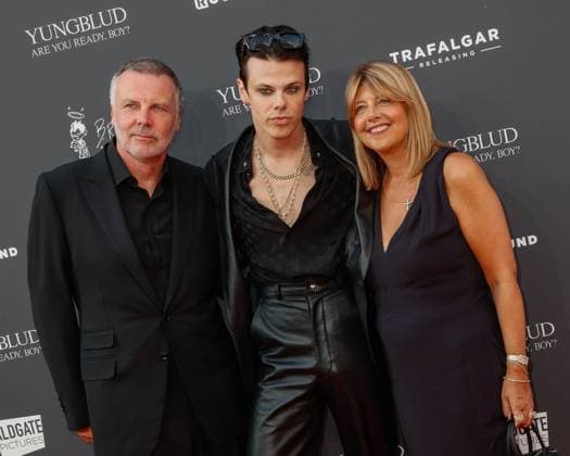 The Yungblud. Are You Ready, Boy? UK Premiere held at Vue Leicester Square in London - 12 Aug 2025 Justin Harrison, Dominic Harrison AKA Yungblud and Samantha Harrison attend the Yungblud. Are You Ready, Boy? UK Premiere held at the Vue Leicester Square, London. London United Kingdom Copyright: xMarioxMitsisx xSOPAxImagesx MarioMitsis_Yungblud_Justin Harrison, Samantha Harrison, Dominic Harrison AKA Yungblud-371959