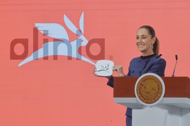 Mexico™s President Claudia Sheinbaum Holds Briefing Mexico s President Claudia Sheinbaum, shows Olinia electric cars logo during a news conference at National Palace. on August 13, 2025 in Mexico City, Mexico. (Photo by Carlos Santiago Eyepix Group) Copyright: xCarlosxSantiago xEyepixxGroupx CS_13082025_165712