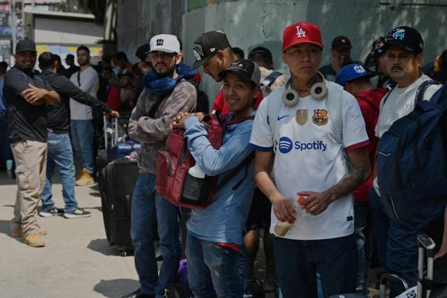 August 13, 2025, Tijuana, Baja California, Mexico: Mexican laborers with work visas line up near the US-Mexico Border s San Ysidro Port of Entry in Tijuana, Mexico on Wednesday. Following ICE raids in the United States, there s a notable shortage of day laborers, particularly in industries relying on undocumented workers like field workers in agriculture. Most of the Mexican laborers that were lined up waiting to cross to San Diego, California are heading to the US state of Washington to work in the state s ample apple orchards. Tijuana Mexico - ZUMAm180 20250813_zip_m180_002 Copyright: xCarlosxA.xMorenox