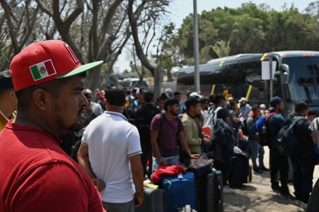 Mexican Labor Headed To US Agriculture Work A Mexican laborer with a work visa is dropped off by bus with his fellow workers to line up near the US-Mexico Border s San Ysidro Port of Entry in Tijuana, Mexico, on August 13, 2025. Tijuana BAJA CALIFORNIA Mexico  Copyright: xCarlosxMorenox originalFilename: moreno-mexicanl250813_npC0P.jpg