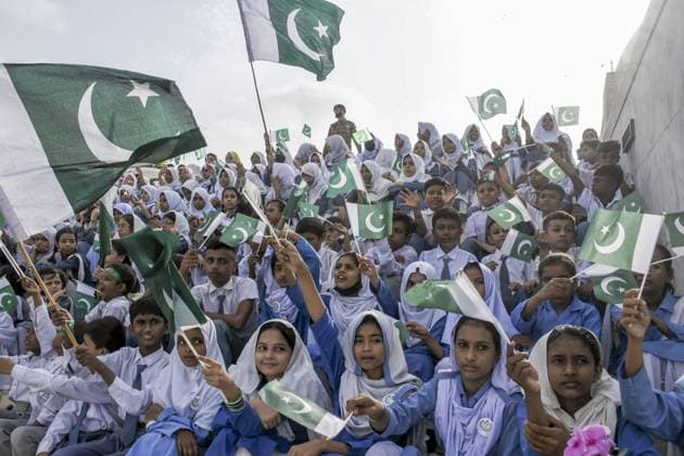 78th Independence Day in Pakistan KARACHI, PAKISTAN - AUGUST 14: Pakistani students wave national flag at the mausoleum of the founder of Pakistan Muhammad Ali Jinnah during a ceremony to mark the country’s 78th Independence Day in Karachi, Pakistan on August 14, 2025. Sabir Mazhar Anadolu Karachi Pakistan. Editorial use only. Please get in touch for any other usage.  Copyright: x2025xAnadoluxSabirxMazharx