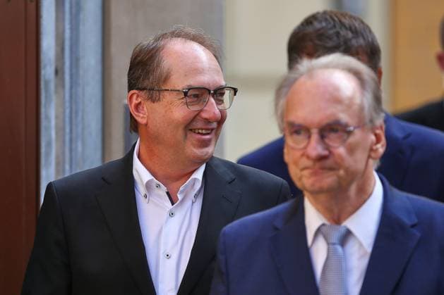 Halle (Saale), Sachsen-Anhalt, Deutschland, 14.08.2025: Jüdisches Gemeindezentrum: Sommerreise von Alexander Dobrindt: Bundesminister des Innern Alexander Dobrindt (CSU) und Sachsen-Anhalts Ministerpräsident Reiner Haseloff besuchen die Jüdische Gemeinde zu Halle *** Halle Saale , Saxony-Anhalt, Germany, 14 08 2025 Jewish Community Center Summer trip by Alexander Dobrindt Federal Minister of the Interior Alexander Dobrindt CSU and Saxony-Anhalt Prime Minister Reiner Haseloff visit the Jewish Community of Halle Copyright: xdtsxNachrichtenagenturx dts_78063