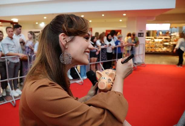 Premiere - Das Kanu des Manitu Wien, 13. 08. 2025 Sasa SCHWARZJIRG beim Autogrammschreiben