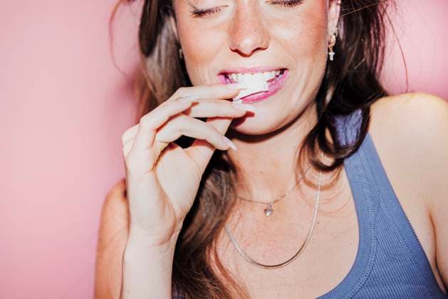 Girl using white nicotine pouches, white snus. SWEDEN x30590x *** Girl using white nicotine pouches, white snus SWEDEN x30590x  Copyright: xJosefinexStenersen SVD TTx NICOTINE POUCHES 6_R7vKo00v0