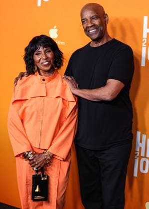 Los Angeles Special Screening Of Apple Original Films And A24 s Highest 2 Lowest Pauletta Washington wearing Issey Miyake and a Schiaparelli bag and husband Denzel Washington arrive at the Los Angeles Special Screening Of Apple Original Films And A24 s Highest 2 Lowest held at the Ted Mann Theater at the Academy Museum of Motion Pictures in Miracle Mile, Los Angeles, California, United States. Ted Mann Theater at the Academy Museum of Motion Pictures, Miracle Mile, Los Angeles, California, USA California United States  Copyright: xImagexPressxAgencyx originalFilename: collin-losangel250814_np7N2.jpg
