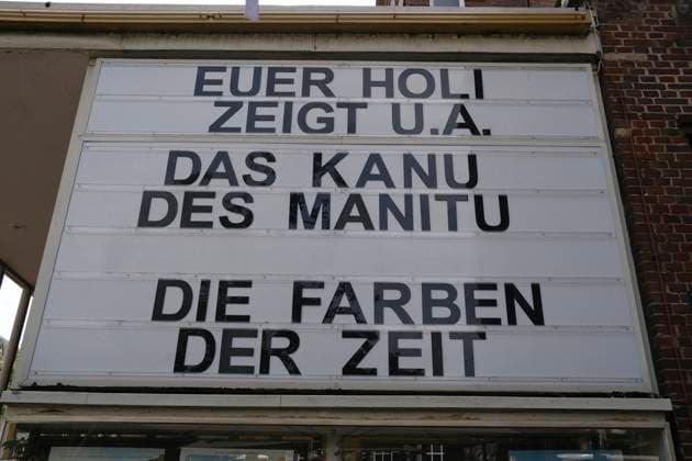Das Kanu des Manitu Buchstaben an Tafel eines Kino kündigen neue Kinovortsellungen an. Gezeigt werden die Filme Das Kanu des Manitu und Die Farben der Zeit Hamburg