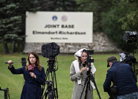 Preparations in progress in Alaska ahead of Trump-Putin meeting ANCHORAGE, ALASKA - AUGUST 14: Press members wait near the Joint Base Elmendorf- Richardson in Alaska’s Anchorage on August 14, 2025, ahead of the scheduled meeting between US President Donald Trump and Russian President Vladimir Putin on Friday, August 15. Fatih Aktas Anadolu Anchorage Alaska. Editorial use only. Please get in touch for any other usage.  Copyright: x2025xAnadoluxFatihxAktasx
