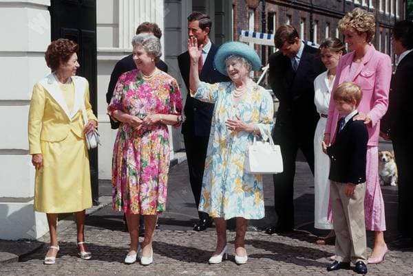 The Queen Mother, accompanied by Princess Margaret, Queen Elizabeth ll, Diana, Princess of Wales and Prince Harry, waves to the crowds outside Clarence house on her 92nd birthday on August 4, 1992. Photo: Anwar Hussein WENN 3200802.jpg