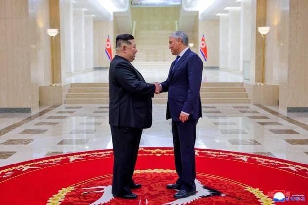 News Bilder des Tages North Korea Russia Parliament 8981325 15.08.2025 In this handout photo released by the Russian State Duma, North Korean leader Kim Jong Un and Russian State Duma Speaker Vyacheslav Volodin shake hands during a meeting in Pyongyang, North Korea. Marat Abulkhatin Sputnik Image is a handout provided by a third party. Editorial use only. No archiving, commercial use, or advertising campaign Pyongyang North Korea  Copyright: xMaratxAbulkhatinx